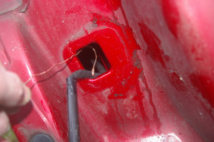 Fitting a Peugeot 308SW reversing camera step J-1